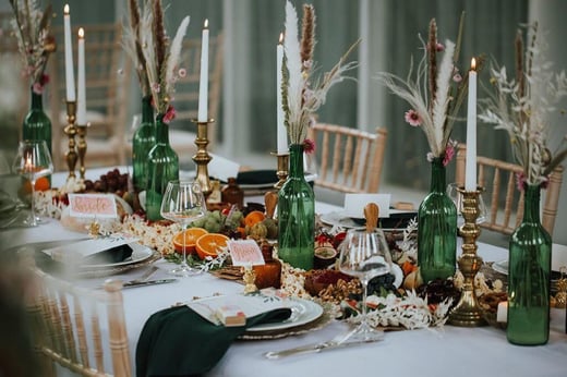 centros-de-mesa-hechos-con-botellas-de-vino-oleg-samsonov-photography-uniko-blog-01-1024x683